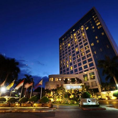 Marco Polo Davao Hotel Exterior photo The hotel at night