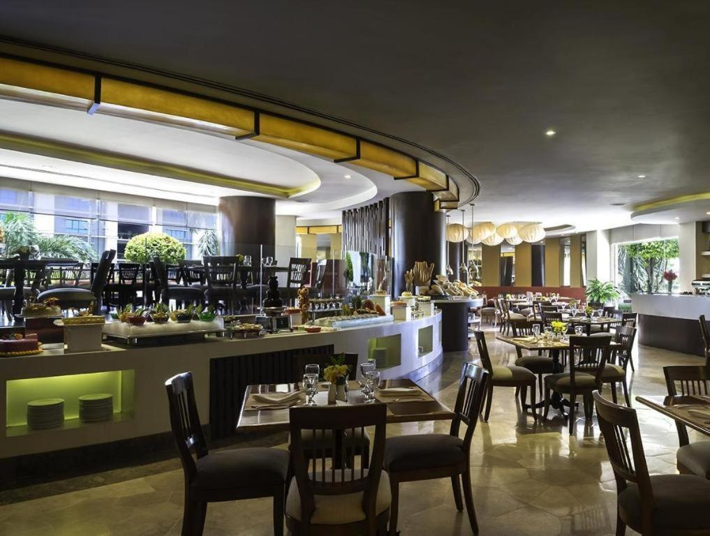 Marco Polo Davao Hotel Exterior photo The restaurant