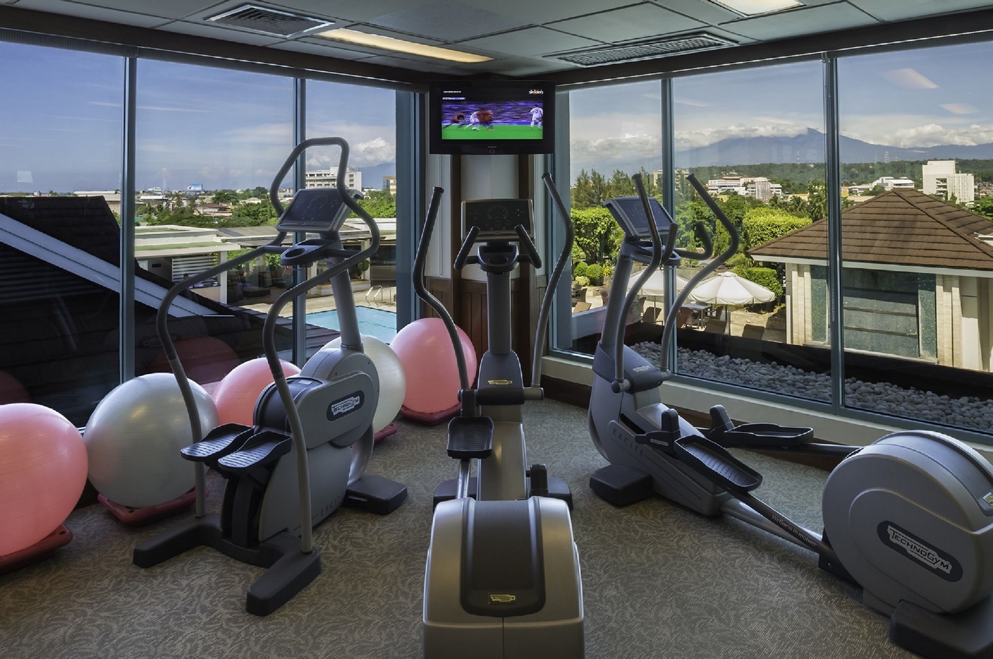 Marco Polo Davao Hotel Exterior photo The gym at the hotel